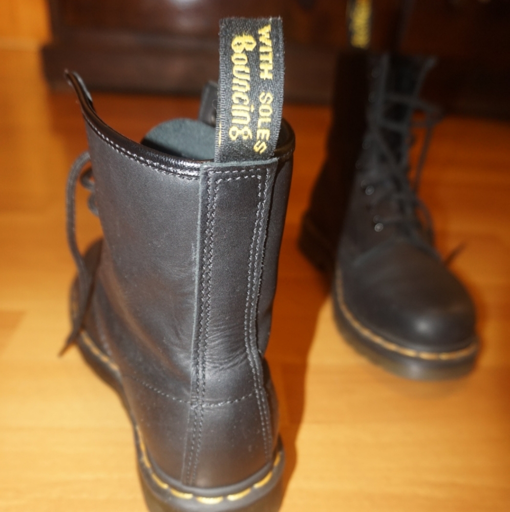 1460 women's smooth leather lace up boots
